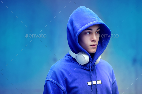 Sweatshirt hot sale with earphones